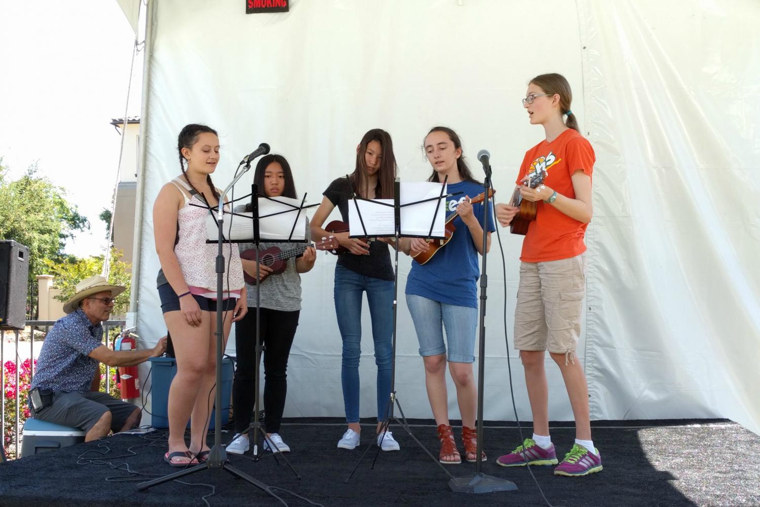 Ukelele Club Performs At Art In The Park