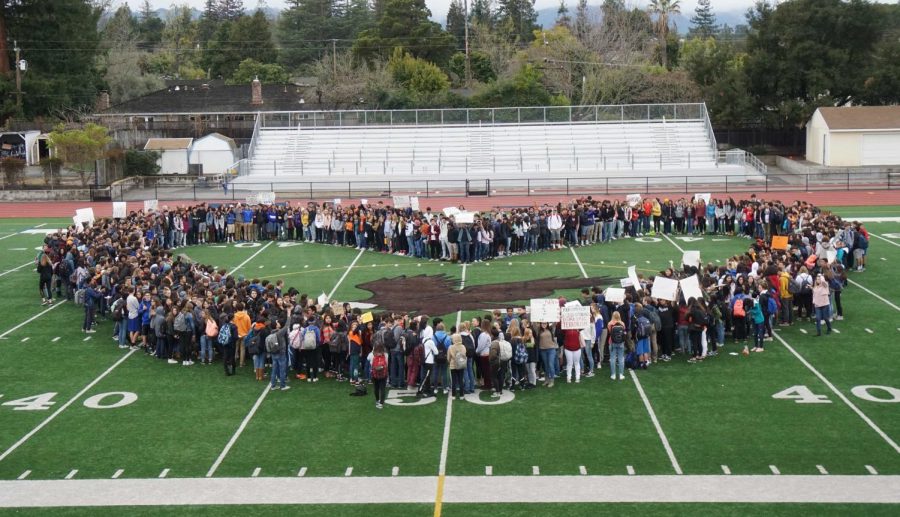 Los Altos students gather into a heart on Wednesday, March 14, as part of the national walkout for gun control legislation. Photo by Kylie Akiyama.