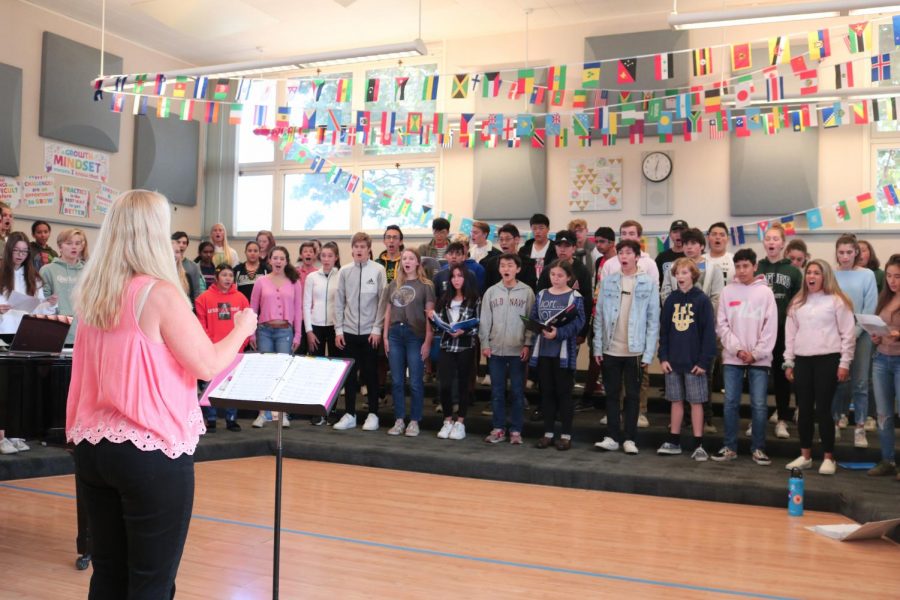 Mountain View Choir Director Jill Denny conducts choir students from both Los Altos and Mountain View. Los Altos will participate in the "One Voice, One World" concert alongside Mountain View for the first time on Tuesday, October 22. 