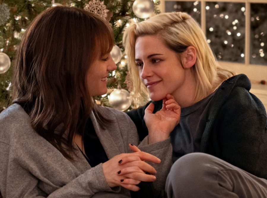 Abby (Kristen Stewart) and Harper (Mackenzie Davis) play girlfriends in Happiest Season. The film is sweet, but ultimately misses the mark.
