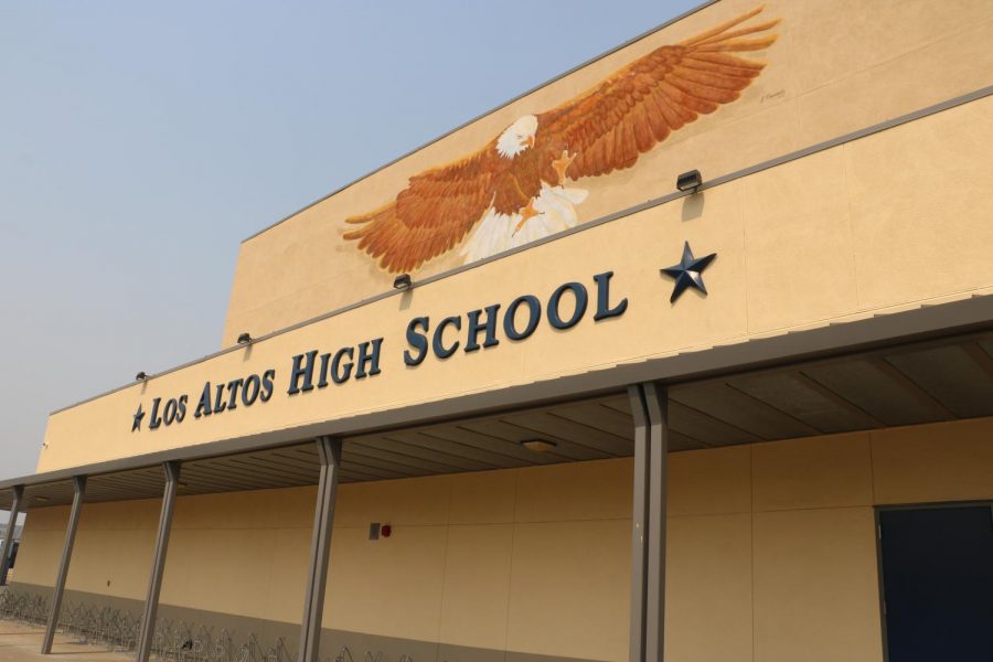 Yesterday, the United States Department of Education named Los Altos High School one of 27 nationwide Green Ribbon Schools for its “promising practices to improve achievement and equity.” The Green Team, a club dedicated to promoting healthy environmental practices, works to implement sustainable practices in LAHS and played a major role in Los Altos’ Green Ribbon School selection. 