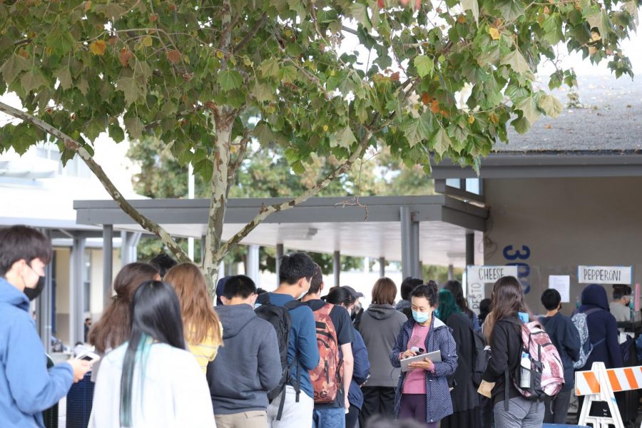 Students at Los Altos High School have been facing long lunch lines because of the influx of students
receiving lunch from school.