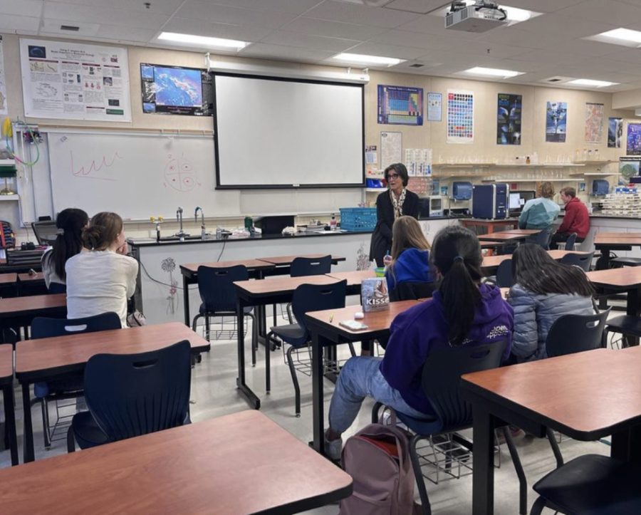 Hyperfine CEO Maria Sainz visited WiSTEM club members on Monday, January 30 to talk about her experiences in the medical equipment manufacturing field. She is one of many speakers the club has hosted in recent months. 