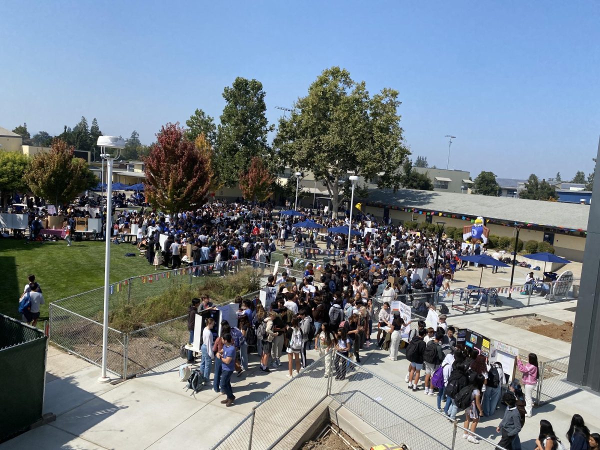 Students gather in the quad for the 2023 LAHS Club Fair. 